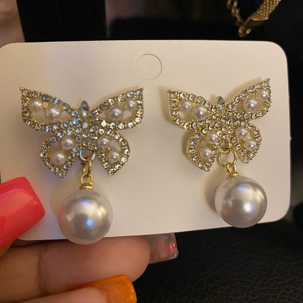 Elegant Butterfly Pearl Earrings - Picture 5 of 5